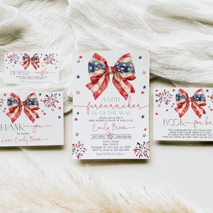 Puede incluir: Un conjunto de invitaciones y tarjetas para baby shower con tem&aacute;tica patri&oacute;tica. El dise&ntilde;o presenta un lazo con los colores de la bandera estadounidense, fuegos artificiales y el texto "A little firecracker is on the way."