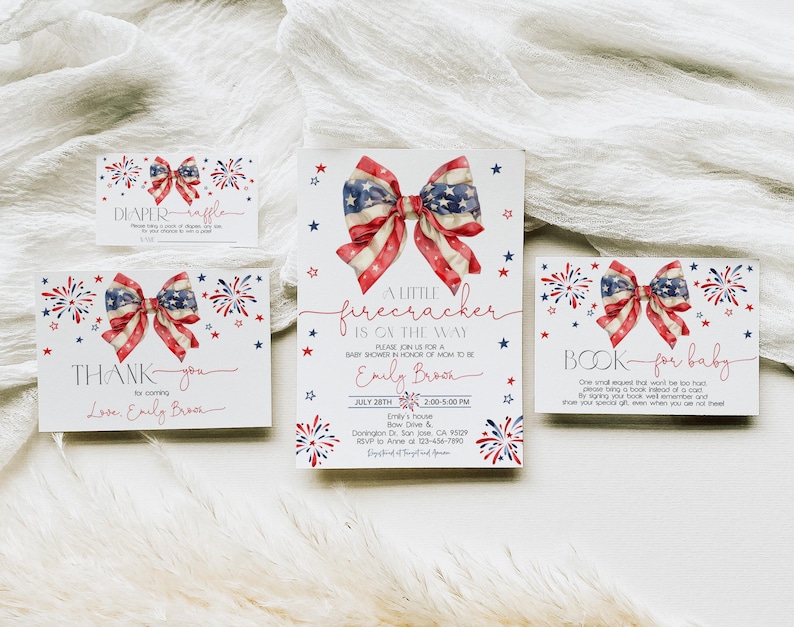 Puede incluir: Un conjunto de invitaciones y tarjetas para baby shower con tem&aacute;tica patri&oacute;tica. El dise&ntilde;o presenta un lazo con los colores de la bandera estadounidense, fuegos artificiales y el texto "A little firecracker is on the way."