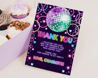 Op de afbeelding: Een paarse bedankkaart met een discobal en neonlichten. De tekst luidt: "Bedankt Ik heb genoten van de taart en de cadeaus, maar mijn favoriete deel was om je te zien! Bedankt voor het komen naar mijn feestje! Liefs, Charlotte"