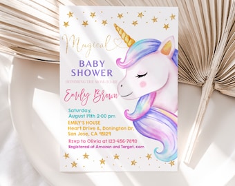Può includere: Un invito per una festa di baby shower con un'illustrazione ad acquerello di un unicorno con criniera e coda arcobaleno. L'invito è decorato con stelle dorate scintillanti e il testo "Magical Baby Shower" e "Emily Brown".