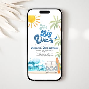 Könnte beinhalten: Eine blaue und weiße Einladung zu einer ersten Geburtstagsfeier mit Strandthema. Die Einladung zeigt eine Comic-Sonne, Palmen, Wellen und einen Vintage-Van mit einem Surfbrett. Der Text auf der Einladung lautet "The Big One" und "Come catch a wave to celebrate Benjamin's First Birthday".
