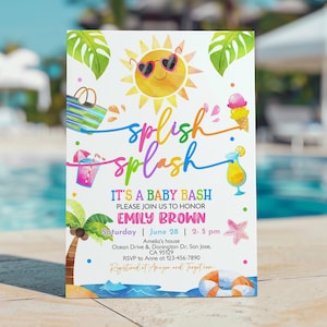 Puede incluir: Una colorida invitación para un baby shower con temática de playa. La invitación presenta un sol sonriente con gafas de sol en forma de corazón, las palabras "splish splash" e ilustraciones de artículos de playa. El texto dice "IT'S A BABY BASH" e incluye detalles del evento.