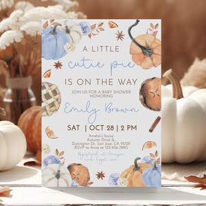 Puede incluir: Una invitaci&oacute;n a un baby shower con calabazas, hojas y detalles florales en acuarela. La invitaci&oacute;n dice "A Little Cutie Pie Is On The Way" e incluye el nombre, la fecha y la hora del homenajeado. El dise&ntilde;o presenta un tema r&uacute;stico y oto&ntilde;al.