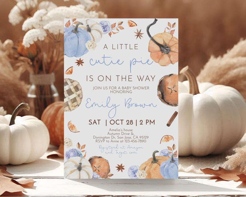 Puede incluir: Una invitaci&oacute;n a un baby shower con calabazas, hojas y detalles florales en acuarela. La invitaci&oacute;n dice "A Little Cutie Pie Is On The Way" e incluye el nombre, la fecha y la hora del homenajeado. El dise&ntilde;o presenta un tema r&uacute;stico y oto&ntilde;al.