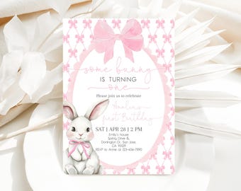 Bunny verjaardagsuitnodiging roze strik pastel coquette meisje 1e verjaardagsfeestje uitnodigen Somebunny is Turning One sommige Bunny Rabbit BEWERKBARE AT77P