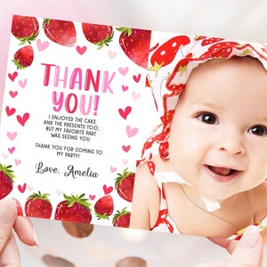 Tarjeta de agradecimiento con foto de cumpleaños de fresa, nota de agradecimiento para el primer cumpleaños de la niña, fiesta de fresas, dulce de bayas, fruta imprimible BT37P