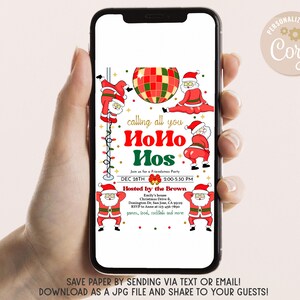 Pu&ograve; includere: Un invito digitale per una festa di Natale con uno schema di colori rosso e verde festivo. L'invito presenta un'immagine di cartone animato di Babbo Natale in varie pose, tra cui ballare e tenere una palla da discoteca. Il testo sull'invito recita "calling all you HoHo Hos" e include i dettagli della festa, come la data, l'ora e il luogo. L'invito &egrave; personalizzato con il nome "Coryl".