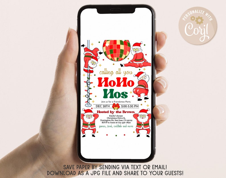 Pu&ograve; includere: Un invito digitale per una festa di Natale con uno schema di colori rosso e verde festivo. L'invito presenta un'immagine di cartone animato di Babbo Natale in varie pose, tra cui ballare e tenere una palla da discoteca. Il testo sull'invito recita "calling all you HoHo Hos" e include i dettagli della festa, come la data, l'ora e il luogo. L'invito &egrave; personalizzato con il nome "Coryl".