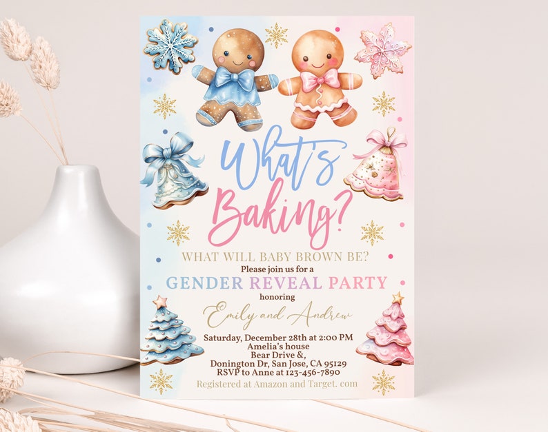 Pode incluir: Um convite para uma festa de revela&ccedil;&atilde;o de g&ecirc;nero com um casal de p&atilde;o de gengibre, flocos de neve e uma &aacute;rvore de Natal azul e rosa. O texto diz "What's Baking?" e "Gender Reveal Party".