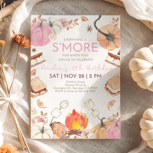 Könnte beinhalten: Eine Geburtstagseinladung mit Herbstthema. Die Einladung zeigt Aquarellillustrationen von Kürbissen, S'mores und einem Lagerfeuer. Der Text lautet: "Everything is S'more, Fun With You! Join Us To Celebrate Amelia's 10th Birthday."