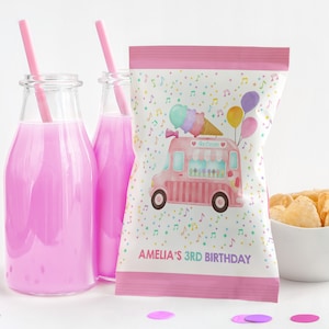 Puede incluir: Bolsa de fiesta rosa y blanca con un diseño de camión de helados y el texto "Amelia's 3rd Birthday". La bolsa está llena de patatas fritas y tiene una parte superior de rayas rosa y blancas.