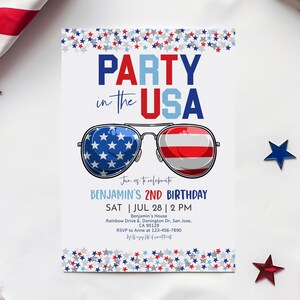 Pu&ograve; includere: Un invito per una festa di compleanno patriottica con la scritta "PARTY in the USA". L'invito presenta occhiali da sole con un design a stelle e strisce. L'invito include il testo "BENJAMIN'S 2ND BIRTHDAY" e i dettagli dell'evento.
