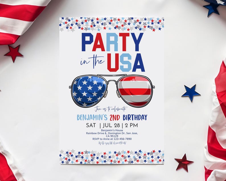 Pu&ograve; includere: Un invito per una festa di compleanno patriottica con la scritta "PARTY in the USA". L'invito presenta occhiali da sole con un design a stelle e strisce. L'invito include il testo "BENJAMIN'S 2ND BIRTHDAY" e i dettagli dell'evento.
