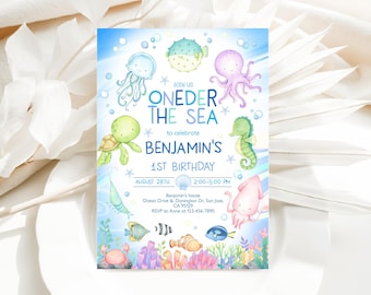 Może przedstawiać: Błękitna i biała karta zaproszenia z tekstem "Join us Oneder the Sea to celebrate Benjamin's 1st Birthday" i ilustracjami morskich stworzeń, w tym żółwia, konika morskiego, meduzy, ośmiornicy i rozdymk.
