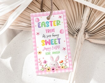 Könnte beinhalten: Rosa-weißes Karogift-Etikett mit einem Hasen, Blumen und dem Text "Easter Treat for some bunny sweet. Happy Easter! Love, Amelia."