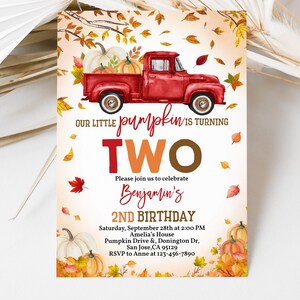 以下が含まれることがあります： かぼちゃがいっぱい積まれた赤いトラックで、周りに秋の落ち葉が散らばっています。招待状の上部には「OUR LITTLE PUMPKIN IS TURNING TWO」というテキストが書かれています。トラックの下には「Please join us to celebrate Benjamin's 2ND BIRTHDAY」というテキストが書かれています。招待状には、日付、時間、場所、RSVPの情報も含まれています。