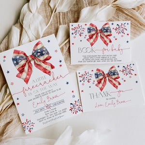 Puede incluir: Juego de invitaciones y tarjetas para baby shower con tem&aacute;tica patri&oacute;tica. El dise&ntilde;o presenta un lazo con los colores de la bandera estadounidense, fuegos artificiales y estrellas. La invitaci&oacute;n dice: "A little firecracker is on the way."