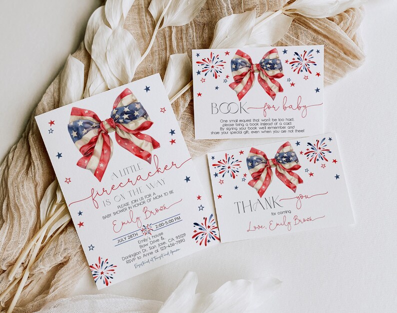 Puede incluir: Juego de invitaciones y tarjetas para baby shower con tem&aacute;tica patri&oacute;tica. El dise&ntilde;o presenta un lazo con los colores de la bandera estadounidense, fuegos artificiales y estrellas. La invitaci&oacute;n dice: "A little firecracker is on the way."