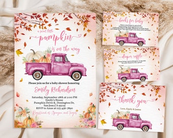Puede incluir: Un camión rosa con una cama llena de calabazas y hojas de otoño. El camión está sobre un fondo rosa con el texto "a sweet little pumpkin is on the way".