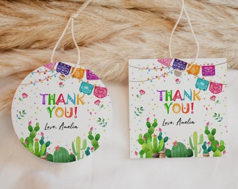 Pode incluir: Duas etiquetas de agradecimento coloridas com um tema de cacto e festa. As etiquetas apresentam uma corda de bandeiras de papel coloridas, confete e o texto "Obrigado! Com amor, Amelia".