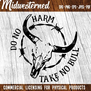 Peut inclure: Design graphique noir et blanc d'un crâne de taureau avec du fil barbelé autour. Le texte "DO NO HARM TAKE NO BULL" est écrit autour du crâne.