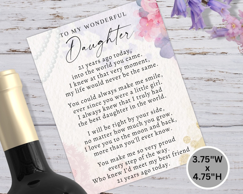 K&ouml;nnte beinhalten: Eine Gru&szlig;karte mit dem Text "TO MY WONDERFUL Daughter" und einer herzlichen Botschaft. Die Karte ist 9,5 cm breit und 12,1 cm hoch, mit floralen Akzenten und einem Perlenrand. Eine Weinflasche ist teilweise sichtbar.