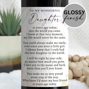 K&ouml;nnte beinhalten: Eine Weinflasche mit einem Etikett mit der Aufschrift "TO MY WONDERFUL Daughter". Das Etikett enth&auml;lt ein Gedicht und die Worte "21 years ago today". Ein "Glossy Finish"-Aufkleber befindet sich auf der Flasche.