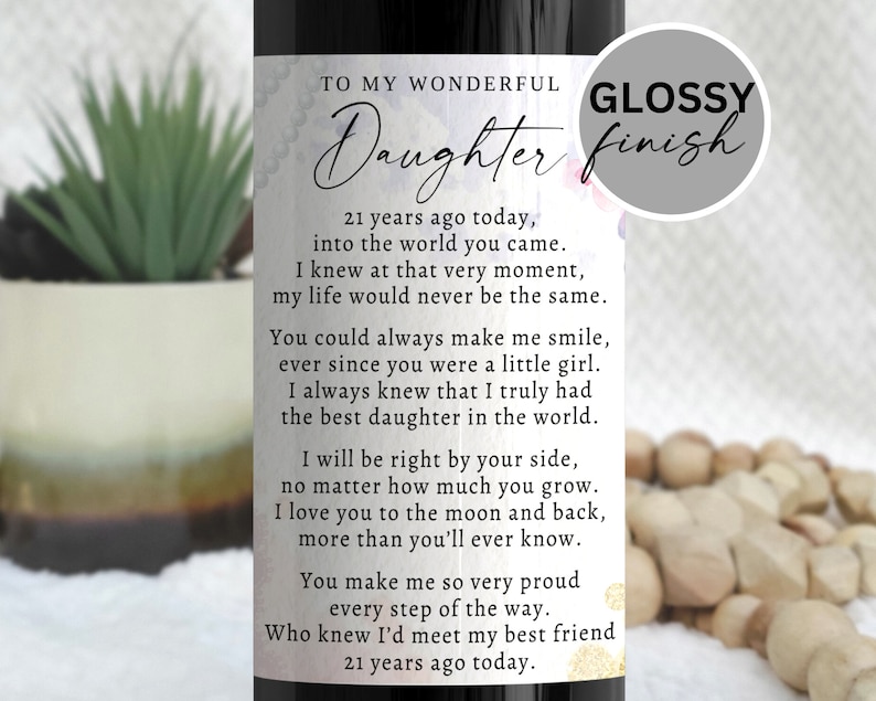 K&ouml;nnte beinhalten: Eine Weinflasche mit einem Etikett mit der Aufschrift "TO MY WONDERFUL Daughter". Das Etikett enth&auml;lt ein Gedicht und die Worte "21 years ago today". Ein "Glossy Finish"-Aufkleber befindet sich auf der Flasche.