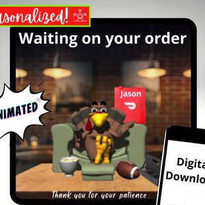Op de afbeelding: Geanimeerde digitale download van een Thanksgiving-kalkoen met een bril die op een bank zit met een tas met het label "Jason" en een voetbal. De tekst "Waiting on your order" en "Thank you for your patience" is ook zichtbaar.