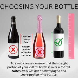 K&ouml;nnte beinhalten: Bild mit drei Weinflaschen mit Etiketten, einem rosa Lineal und Text. Der Text lautet &bdquo;CHOOSING YOUR BOTTLE&ldquo;. Die Flaschen sind schwarz, rosa und dunkelrot. Der Text besagt auch, dass der gerade Teil einer 750-ml-Flasche &uuml;ber 12 cm hoch sein muss.