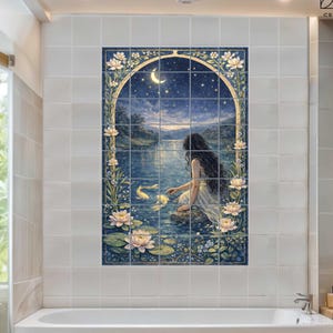 Puede incluir: Un mural de azulejos de cerámica que representa un sereno paisaje acuático con una figura junto a la orilla bajo un cielo estrellado. La obra presenta una mujer, nenúfares y una luna creciente, enmarcada por un arco.