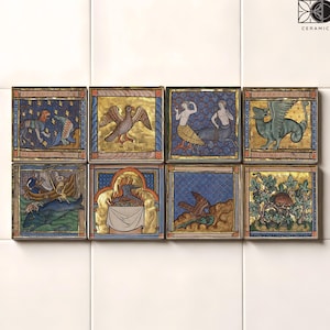 Puede incluir: Un conjunto de ocho azulejos de cerámica con ilustraciones coloridas de criaturas míticas y escenas. Los azulejos están decorados con detalles dorados y tienen una estética medieval. Los azulejos están dispuestos en una cuadrícula y están etiquetados como "Tempera Ceramic".