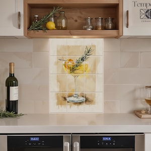 以下が含まれることがあります： ローズマリーとオレンジのスライスが添えられたカクテルグラスの水彩画が描かれた、4枚のセラミックタイルのセット。タイルは正方形に配置され、薄い茶色の背景になっています。