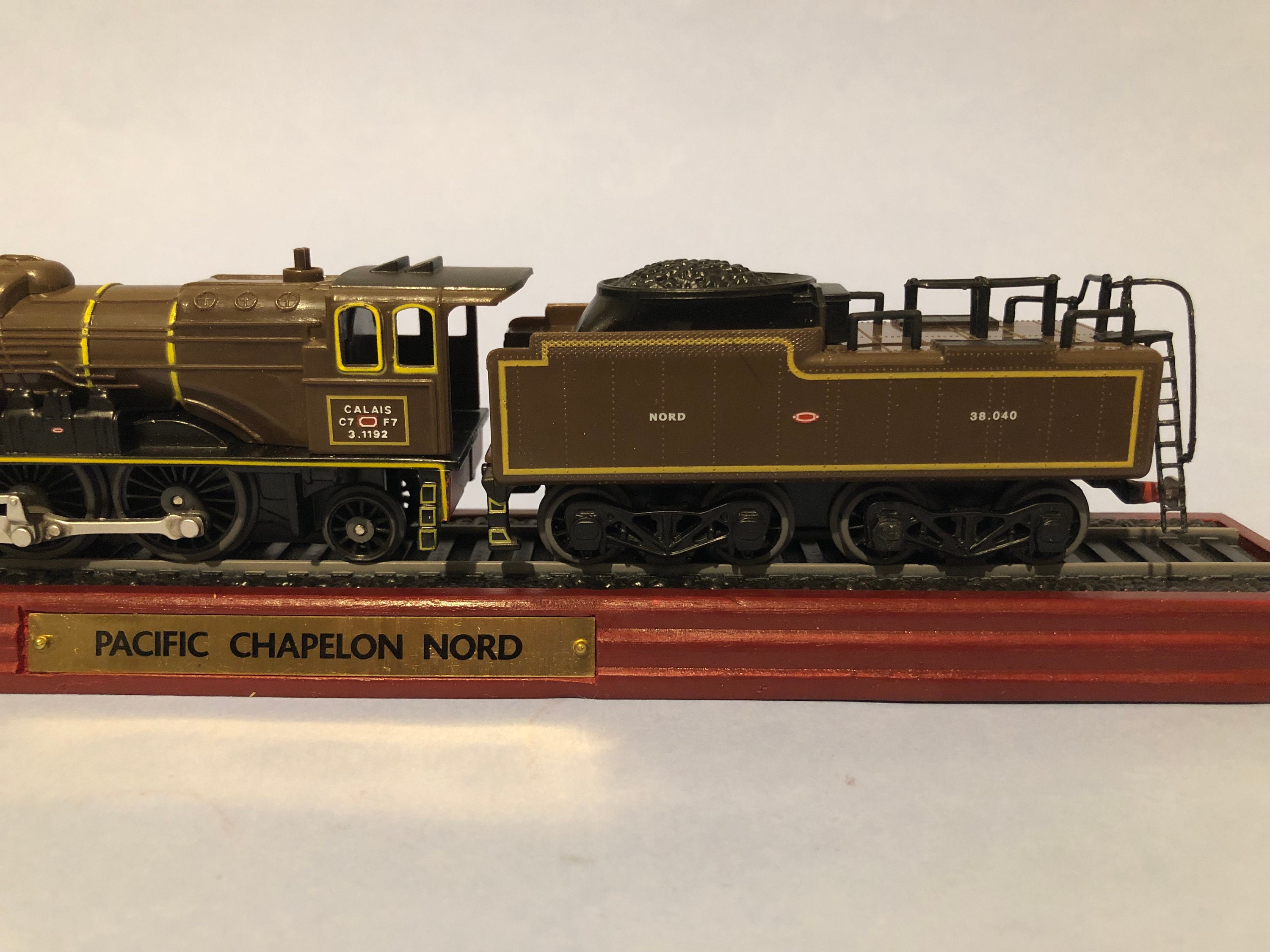 LOCOMOTIVE PACIFIC CHAMPION Nord Model Train + Wooden Plinth EUR 31,29 - FR