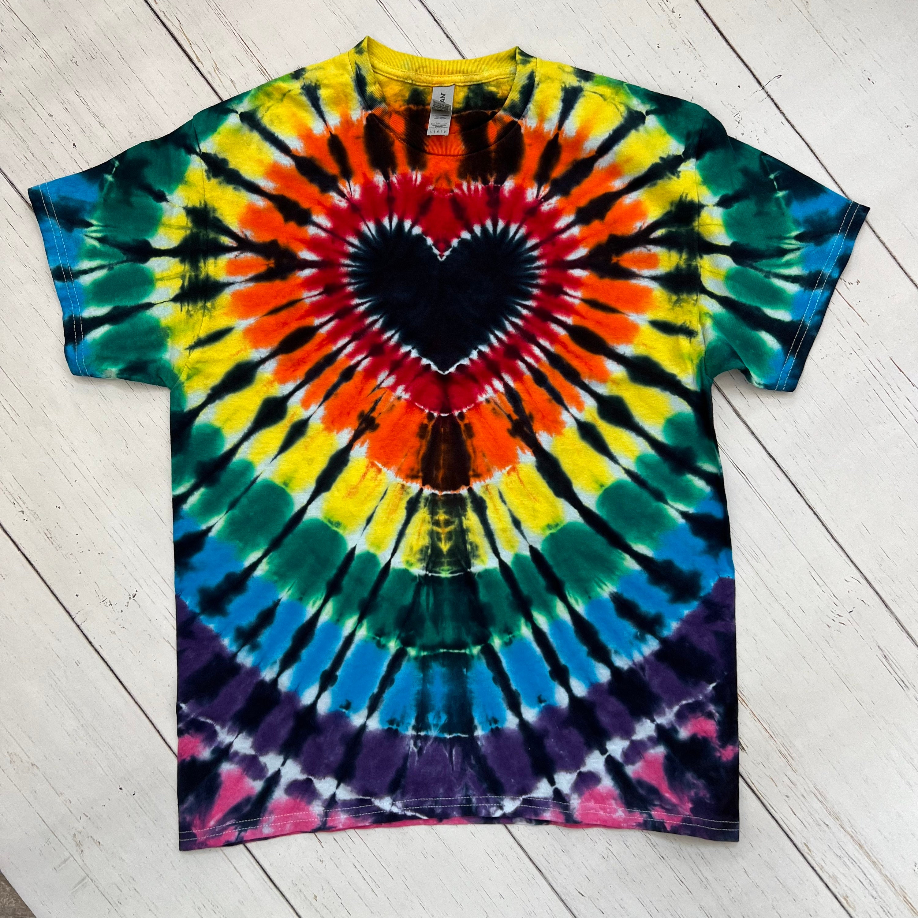 Vibrant Rainbow Heart Tie Dye Shirt, Tintura per cravatta per adulti, Tintura per cravatta per bambini, Tintura per cravatta personalizzabile