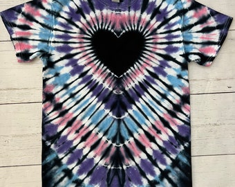 Camisa con efecto tie-dye en forma de corazón rosa, morado, negro y azul, para adultos y niños; Personalizable y personalizable