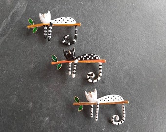 Kattenbroche, eigenzinnige kattenbadge, moderne broche, kat op tak, kattenpin, kattenliefhebber, ongewoon cadeau, moederdag, Valentijnsdag