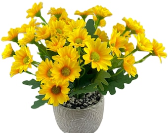 Gelber Seiden Mia Daisy Strauß im Farn Topf