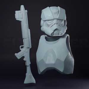 Può includere: Un set grigio chiaro stampato in 3D composto da elmetto, corazza e fucile blaster da Stormtrooper. L'elmetto presenta un design distintivo con un respiratore centrale e una visiera angolata. La corazza è aderente.