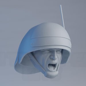 Puede incluir: Una escultura gris claro de una cabeza con un casco con una antena de radio. La cabeza está gritando, con la boca muy abierta. El casco tiene una parte superior redondeada y una correa para la barbilla. La escultura está sobre un fondo gris claro.