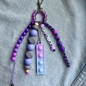 Llavero antiestrés personalizado - Juguete sensorial silencioso para calmar la ansiedad con botón cuadrado.