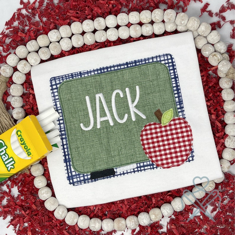 Tableau de craie à lancienne avec applique brodée de pomme personnalisée chemise de garçons de retour à lécole image 1