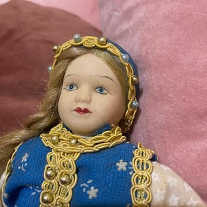Haunted Doll Spirit schip: Ingrid; actief rondspoken, elegante, vriendelijke geest, welwillende geest