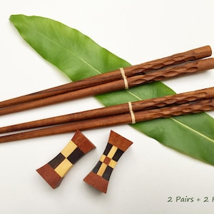 Zestaw ręcznie rzeźbionych pałeczek: 2 pary złotych pałeczek z drewna tekowego z 2 rodzajami uchwytów/podstawek z palisandru, pałeczki drewniane w stylu japońskim
