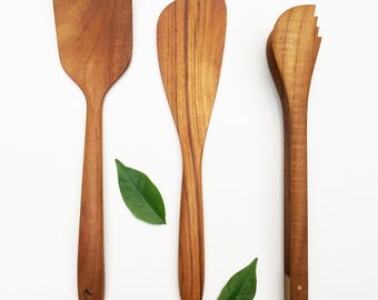 Teak Holz Utensilien Set (3-teilig): 31cm Pfannenwender, 30cm Pfannenwender & 26cm Zange - Handgefertigt aus Goldenem Teakholz und Lebensmittelecht