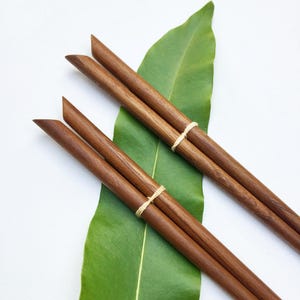 Handgefertigte Essstäbchen Set (2 Paare): Goldene Teak Stäbchen - Stäbchen aus Holz im japanischen Stil