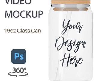 Puede incluir: Una lata de vidrio transparente con tapa de madera y una pajita. La lata tiene una capacidad de 473 ml y tiene el texto "Your Design Here" escrito en ella.