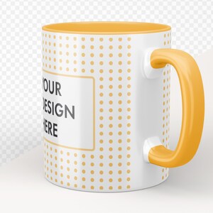 Może przedstawiać: Biały kubek ceramiczny z ż&oacute;łtym rantem i uchwytem. Kubek ma ż&oacute;łty wz&oacute;r w kropki i napis "YOUR DESIGN HERE" nadrukowany z przodu.