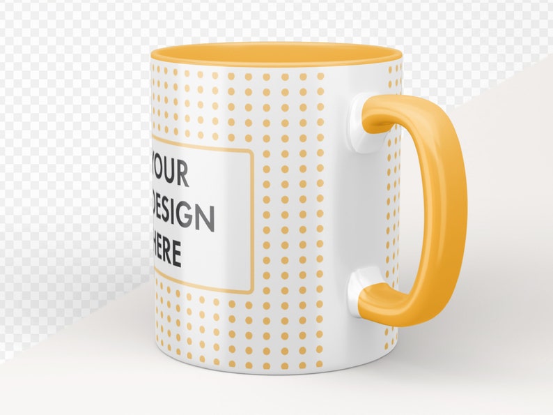 Może przedstawiać: Biały kubek ceramiczny z ż&oacute;łtym rantem i uchwytem. Kubek ma ż&oacute;łty wz&oacute;r w kropki i napis "YOUR DESIGN HERE" nadrukowany z przodu.