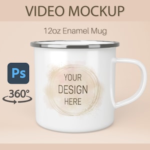 Könnte beinhalten: Weiße Emaille-Tasse mit silbernem Rand. Die Tasse hat einen goldenen Kreis mit dem Text "YOUR DESIGN HERE" darauf. Die Tasse ist 12oz.